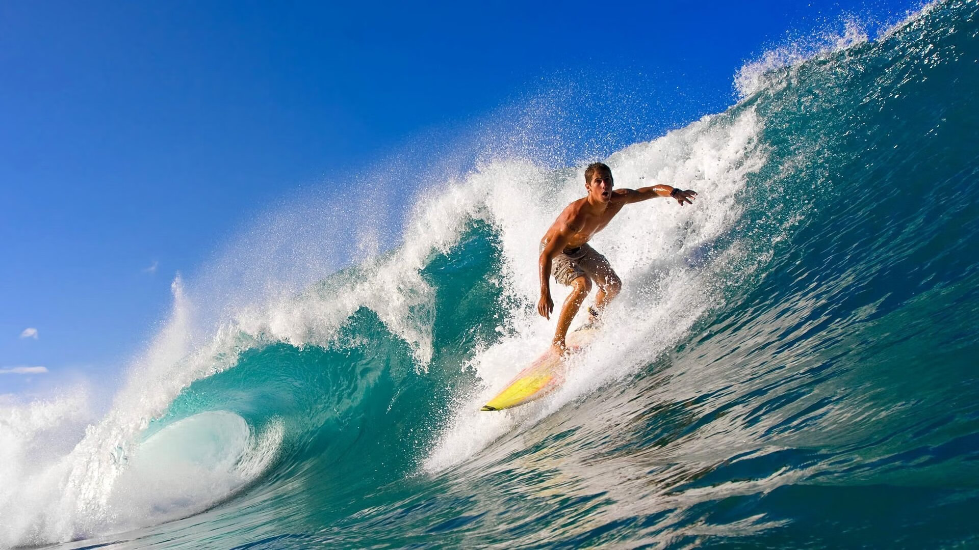 开云足球直播-赛道与舞台，当F1年度争冠之夜遇上巴斯托尼的满分演出